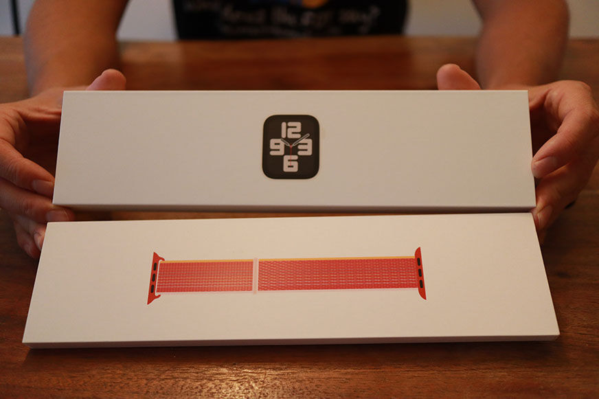 Apple Watch SE 2 в коробке.